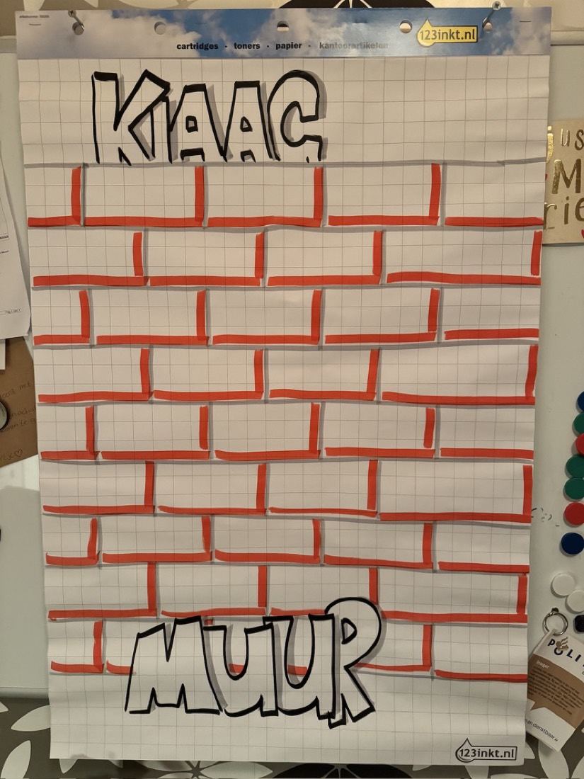 Flipover met een muur van rode bakstenen en de kop Klaagmuur.